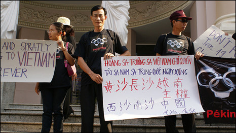 Ông Nguyễn Văn Hải (tức blogger Điếu Cày) (đứng giữa) trong một cuộc biểu tình về Hoàng Sa - Trường Sa.